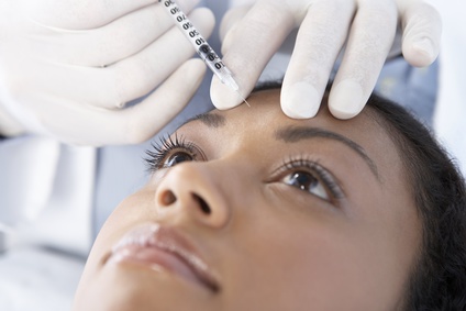 MODEL RELEASED. Botox treatment. Patient having botox injected into her face. Botox is a neurotoxin used for cosmetic purposes. The toxin is obtained from the Clostridium botulinum bacterium. This bacterium causes botulism, a form of bacterial food poisoning. Small, safe amounts of botox are injected into facial muscles, paralysing the muscles and smoothing wrinkles. One treatment can last for between 3 and 6 months.